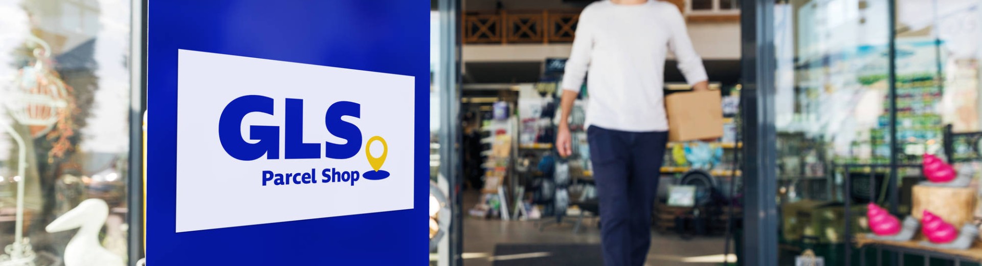 Mann kommt aus einem GLS PaketShop Mann kommt aus einem GLS PaketShop