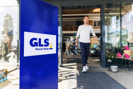 Mann kommt aus einem GLS PaketShop Mann kommt aus einem GLS PaketShop