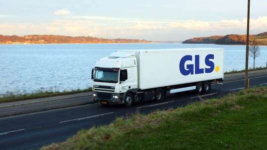 Een GLS truck rijdt langs het water