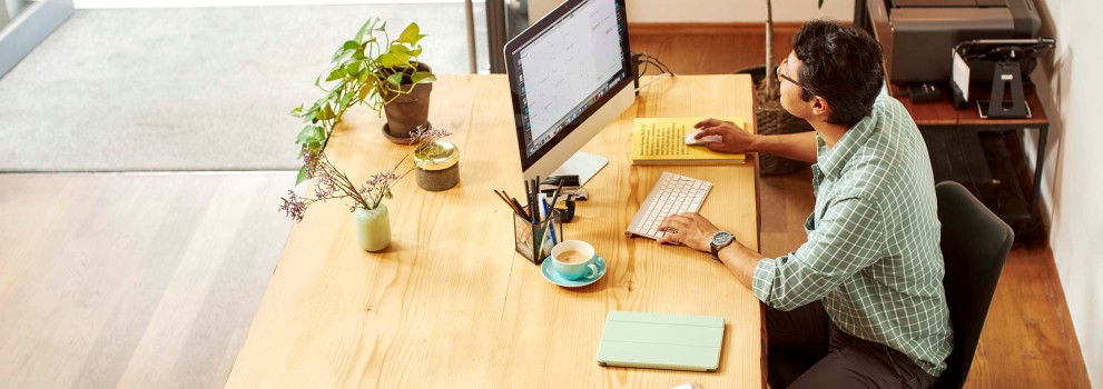 Man werkt op zijn PC in een winkel