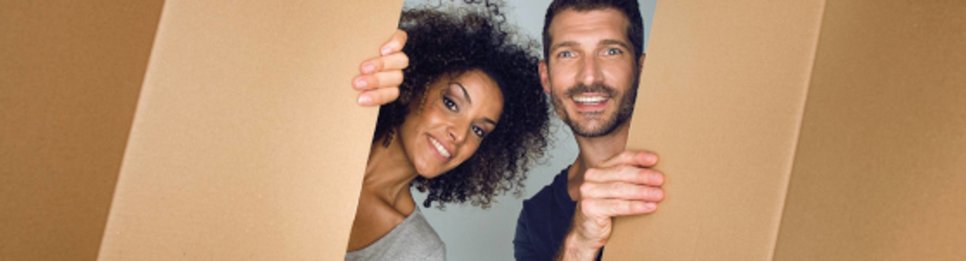 Un couple regard à travers une boite