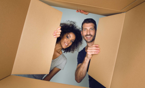 Un couple regard à travers une boite