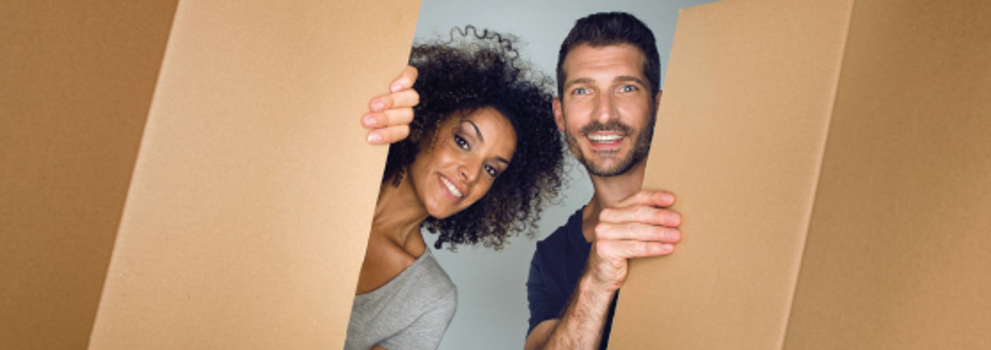 Un couple regard à travers une boite