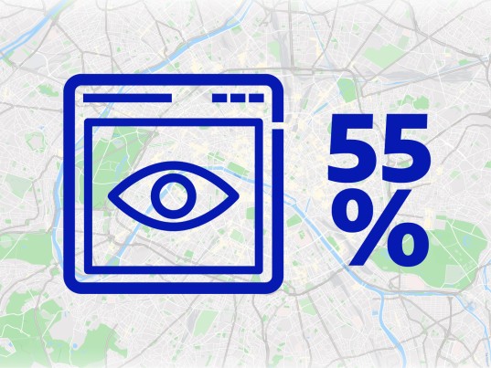 Illustration d’un œil sur un écran avec "55%", représentant le taux moyen de consultation de la page de suivi de colis géolocalisé.