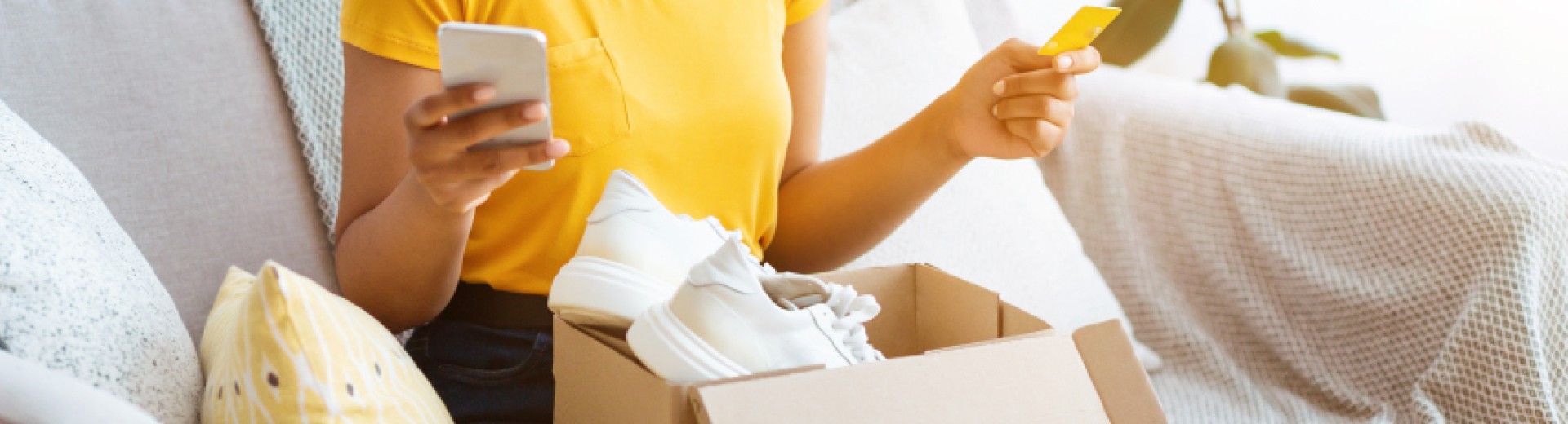 Jeune femme qui découvre son achat commandé sur internet