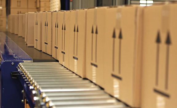 Colis bien rangés sur une chaine automatique