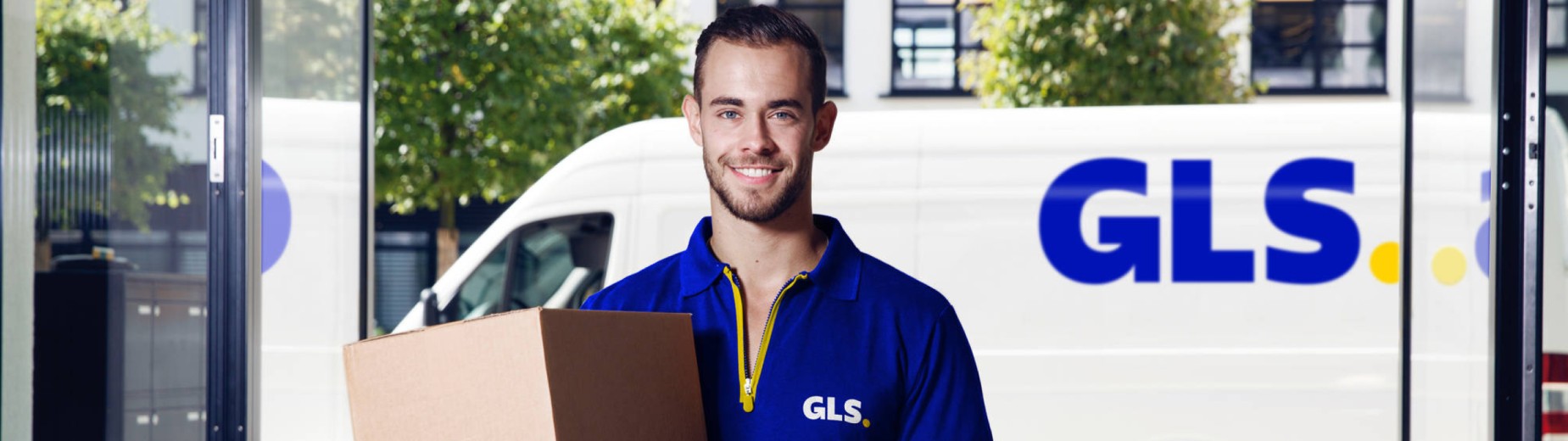 Chauffeur GLS France souriant décharge colis arrière camion