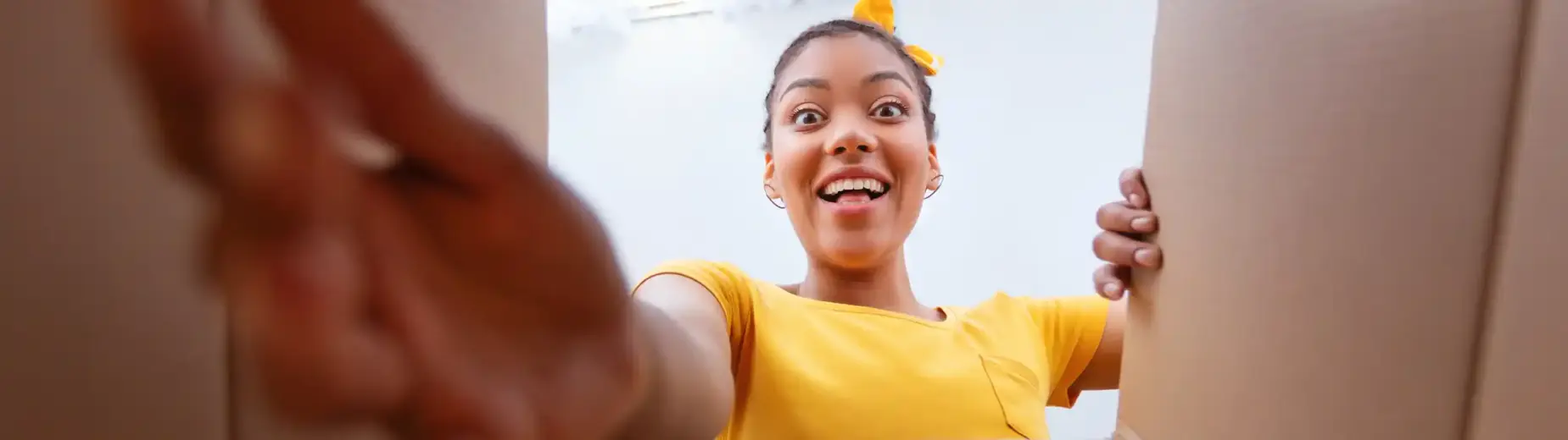 Une cliente heureuse qui déballe son colis livré par GLS