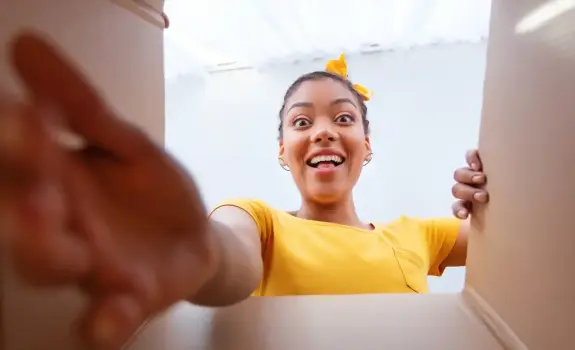 Une cliente heureuse qui déballe son colis livré par GLS