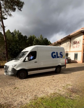 Un véhicule de livraison GLS stationné devant le refuge SPA du 47 lors d’une tournée solidaire organisée avec Ultra Premium Direct pour soutenir les animaux abandonnés.