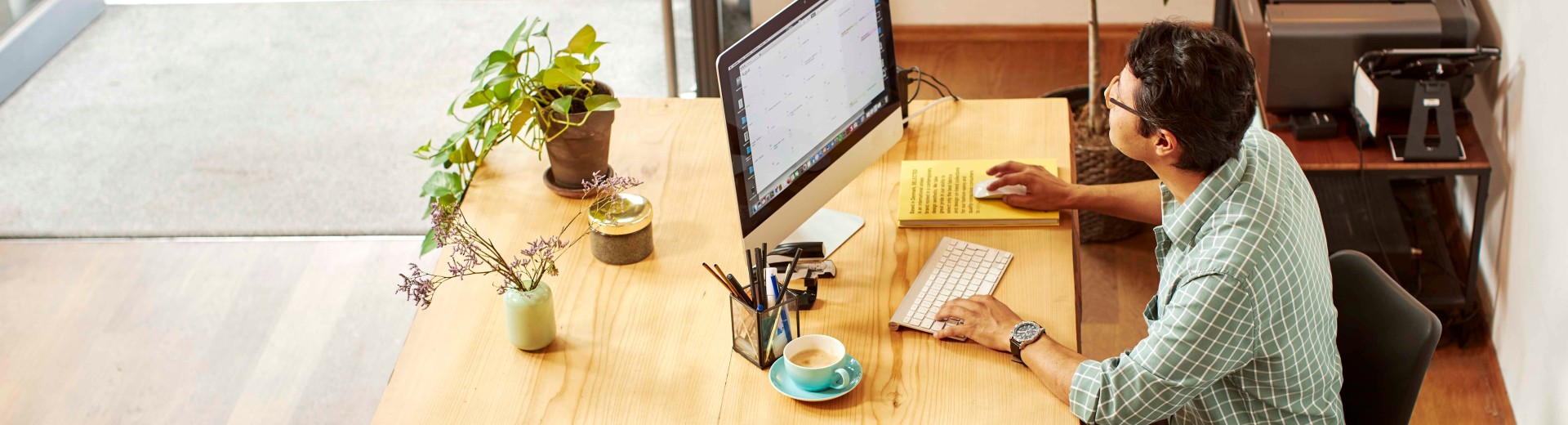 Un homme travaille sur son PC dans un magasin