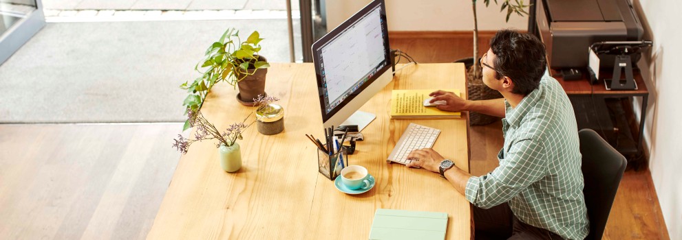 Un homme travaille sur son PC dans un magasin