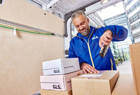 Distribuidor da GLS Portugal a digitalizar etiquetas de encomendas no interior da carrinha