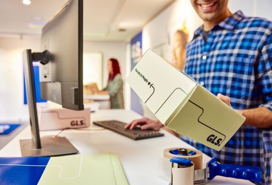 Colaborador da GLS a segurar uma encomenda da GLS
