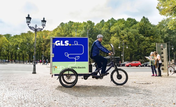 Curier GLS pe bicicletă electrică în parc