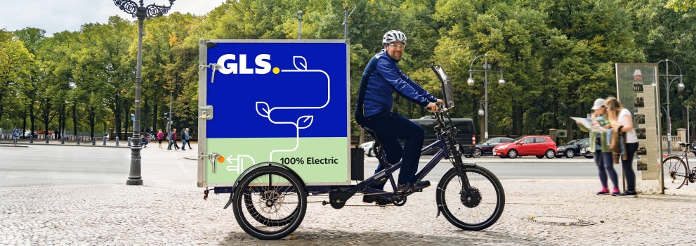 Curier GLS pe bicicletă electrică în parc